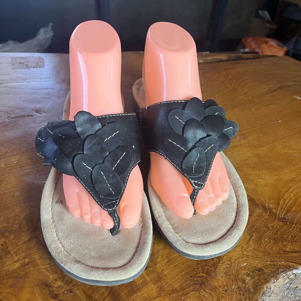 Clarks Artisan Latin Samba Thong Sandals Size 8 – Floral Appliqué